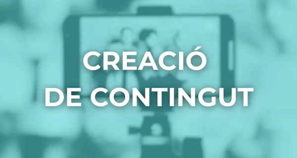 Equip de Versió Digital gravant contingut de format vertical per a Reels d'Instagram i TikTok en un estudi